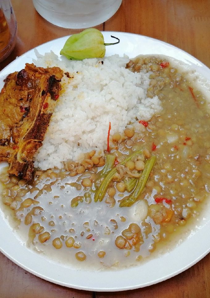 Una foto de Lentejas, Arroz & Chuleta de Res