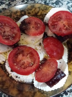 Una foto de Queso fresco con membrillo y tomate