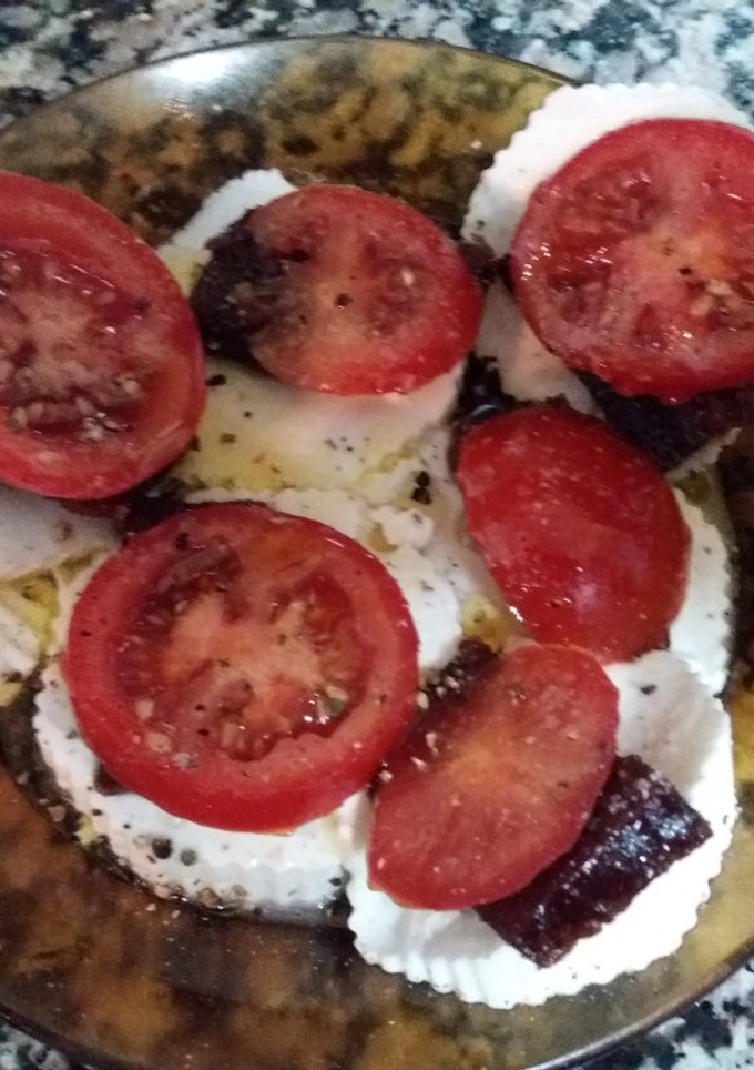 Una foto de Queso fresco con membrillo y tomate