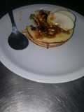 Blinis rellenos con manzanas y frutos secos acaramelados
