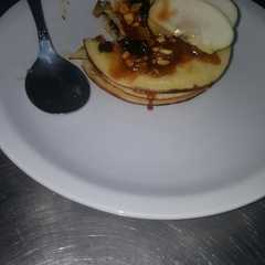 A picture of Blinis rellenos con manzanas y frutos secos acaramelados.