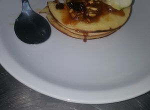 Una foto de Blinis rellenos con manzanas y frutos secos acaramelados