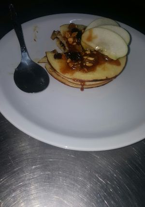 Una foto de Blinis rellenos con manzanas y frutos secos acaramelados