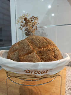Una foto de Pan de espelta con chía y parmesano 🥖
