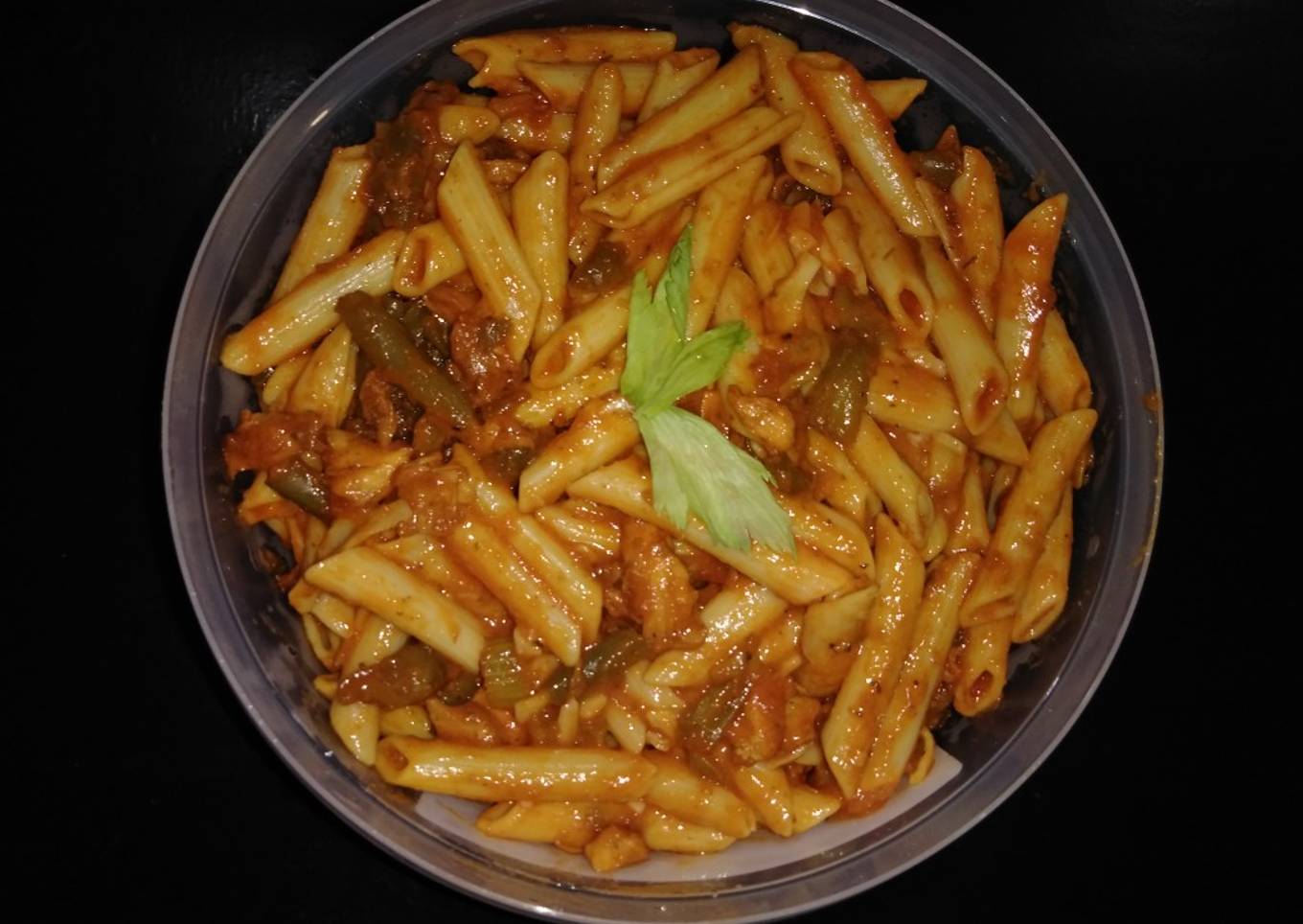 Pasta con pollo en salsa de tomate tradicional italiana