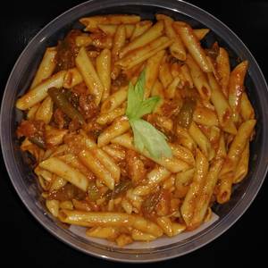 Pasta con pollo en salsa de tomate tradicional italiana