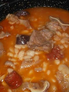 Una foto de Judías blancas con oreja, chorizo y careta de cerdo adobada