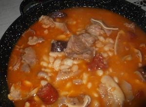 Una foto de Judías blancas con oreja, chorizo y careta de cerdo adobada