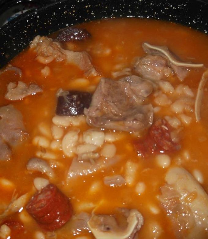 Foto principal de Judías blancas con oreja, chorizo y careta de cerdo adobada