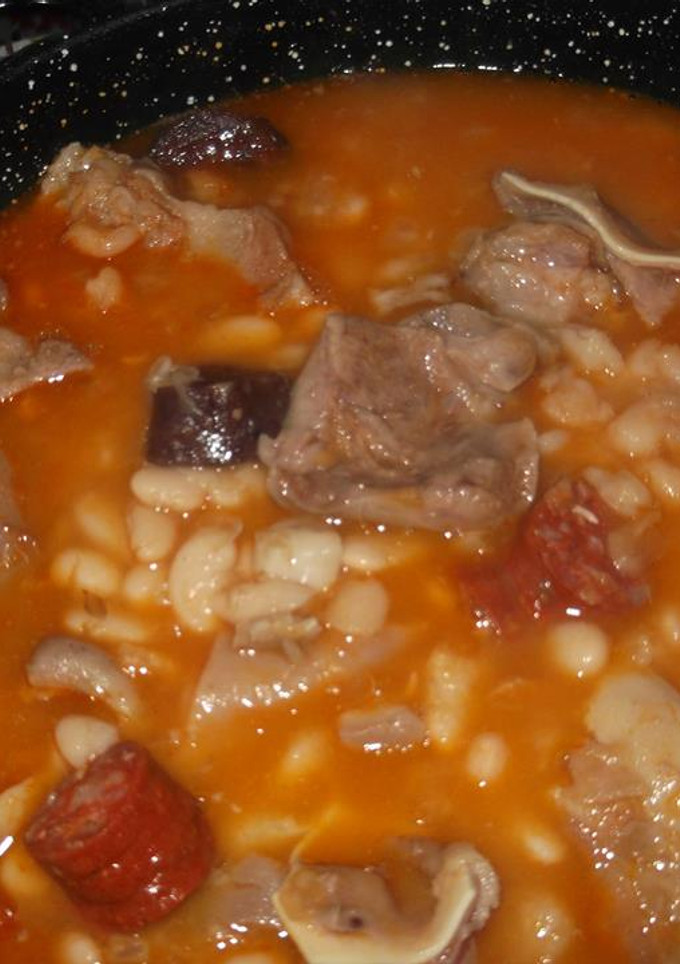 Una foto de Judías blancas con oreja, chorizo y careta de cerdo adobada