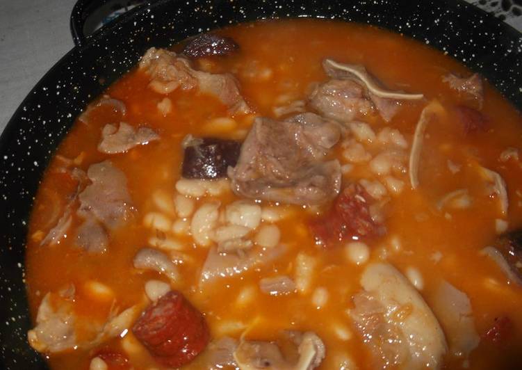 Judías blancas con oreja, chorizo y careta de cerdo adobada