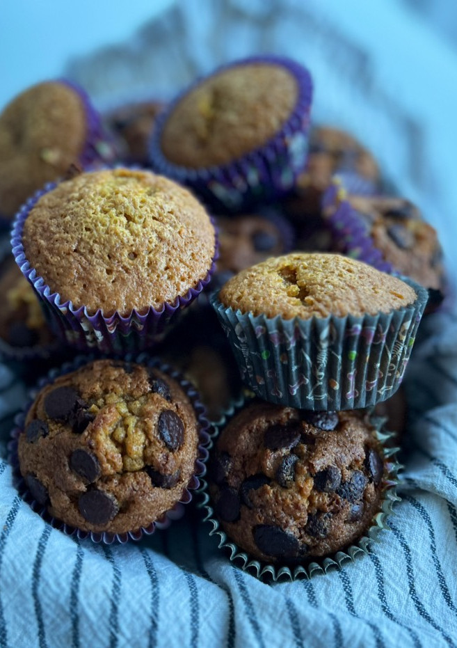 Una foto de Magdalenas de zanahoria | muffins carrot cake con pepitas de chocolate
