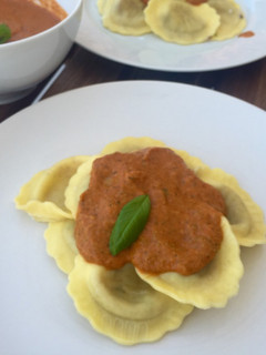 Una foto de Raviolis de trufa blanca con salsa de tomate especial