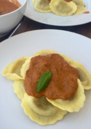 Foto principal de Raviolis de trufa blanca con salsa de tomate especial