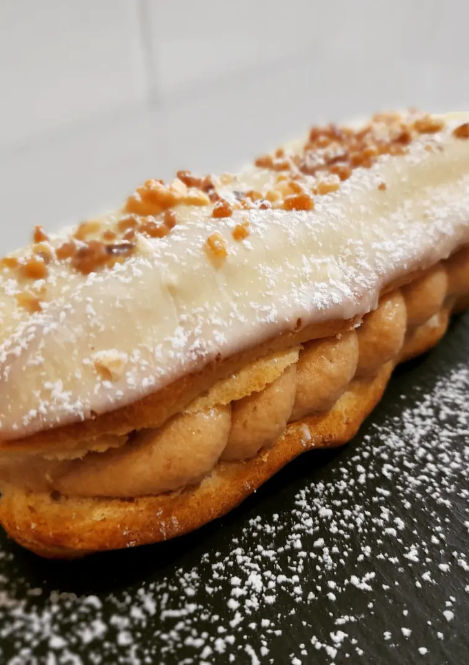 Una foto de Eclairs de crema de turrón