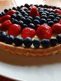 Crostata di frolla alle fragole con crema pasticcera mirtilli e fragole