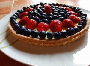 Foto di Crostata di frolla alle fragole con crema pasticcera mirtilli e fragole