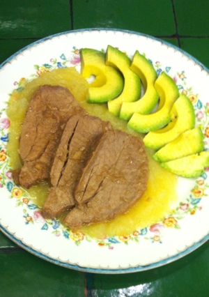 Una foto de Medallones con salsa de manzana