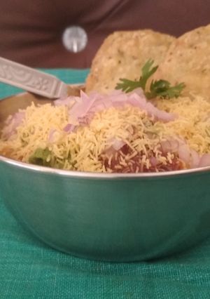 A picture of Dal pakwan.