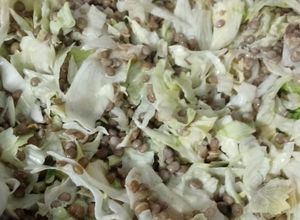 Una foto de Ensalada de lentejas con lechuga