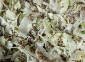 Una foto de Ensalada de lentejas con lechuga