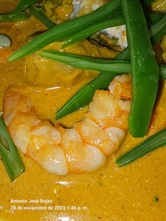 Una foto de Langostinos con mix de curry y fideos de judías verdes