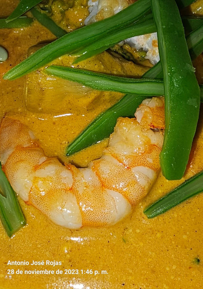 Una foto de Langostinos con mix de curry y fideos de judías verdes