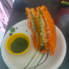 A picture of Tiranga bread pakora.