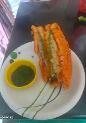 A picture of Tiranga bread pakora.