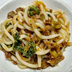 A picture of Udon with larb-style pork.