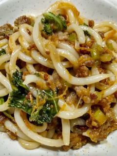 A picture of Udon with larb-style pork.