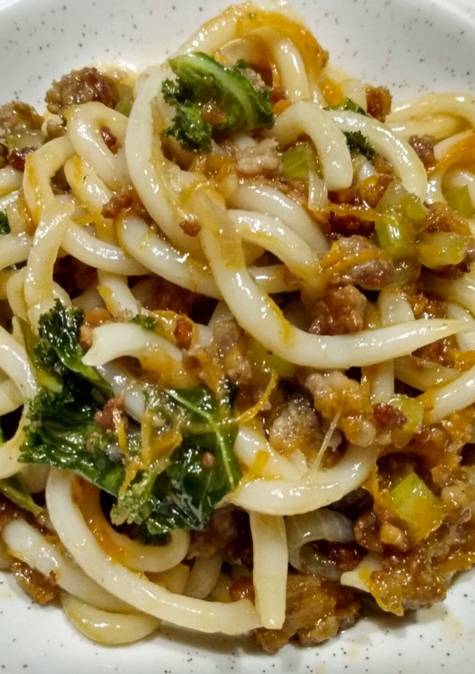 A picture of Udon with larb-style pork.