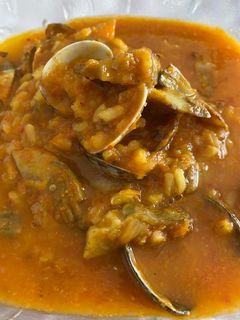 Una foto de Arroz caldoso de almejas