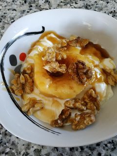Una foto de Yogur con membrillo asado