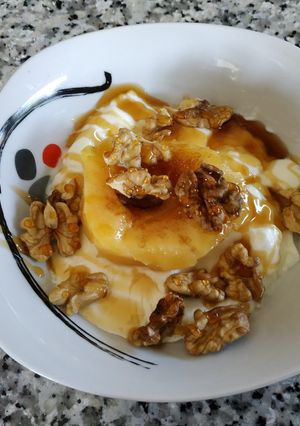 Una foto de Yogur con membrillo asado