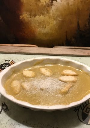 Una foto de Sopa crema de cebolla 🦀