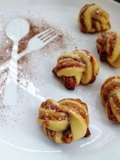এগলেস্ পিনাট্ সিনামন্ রোল(English peanut cinnamon roll recipe in Bengali) রেসিপির প্রধান ছবি
