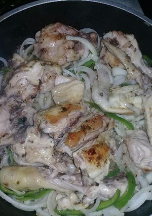 Una foto de Pollo con cebolla y pimiento