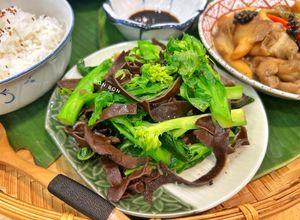 Hình của món Cải Rổ Xào Nấm Mèo Chay.