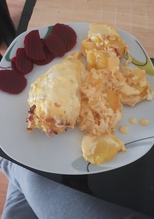 Krumpliágyon sült töltött csirkemell, holland szósszal recept fotója
