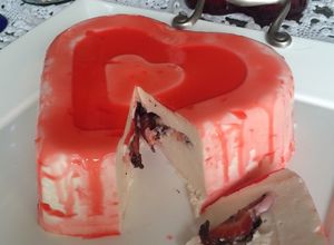Una foto de Mousse de mantequilla relleno de frutos rojos.