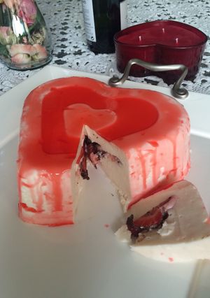 Una foto de Mousse de mantequilla relleno de frutos rojos.
