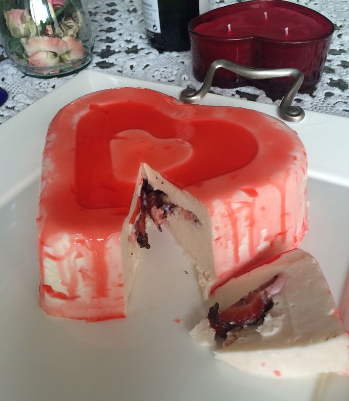 Una foto de Mousse de mantequilla relleno de frutos rojos.