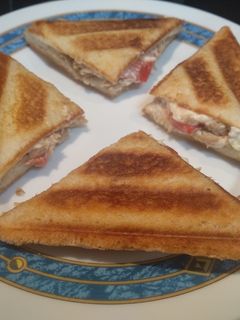 Una foto de Sándwich frío de atún, pimiento y mayonesa