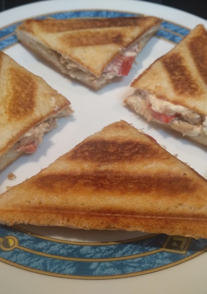 Una foto de Sándwich frío de atún, pimiento y mayonesa