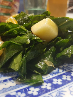 Una foto de Ensalada de espinaca con frutas
