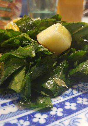 Una foto de Ensalada de espinaca con frutas