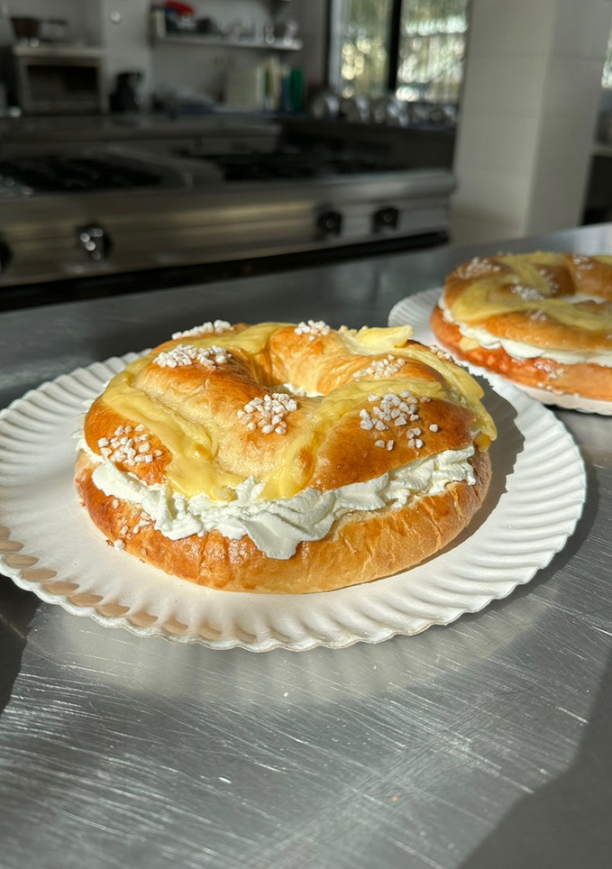 Una foto de Corona de la Almudena (masa bollería brioche)