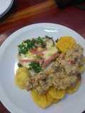 Merluza al verdeo con papas y curry de pollo