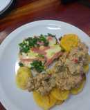 Merluza al verdeo con papas y curry de pollo